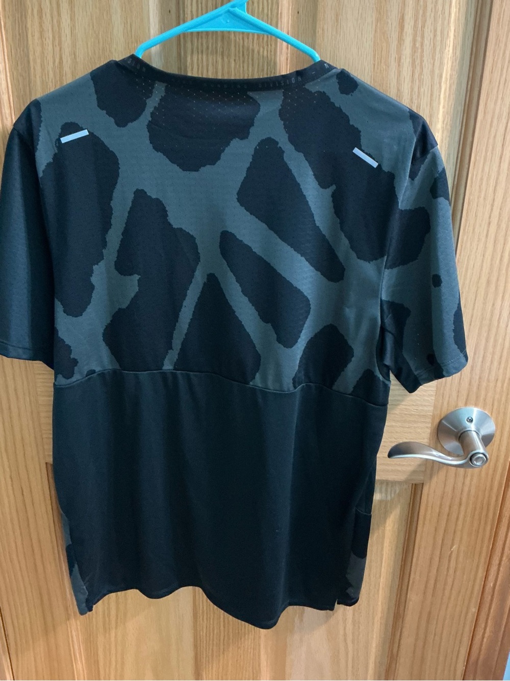 Nike Men's Black Short-Sleeve Running Tee with Subtle Camo Panels, Size M - Picture 2 of 3